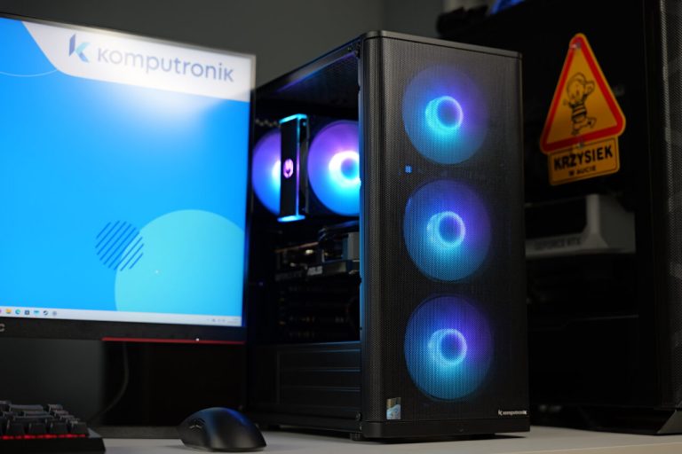 recenzja-komputronik-infinity-r550-kx08-z-monitorem-2-1280x853.jpg