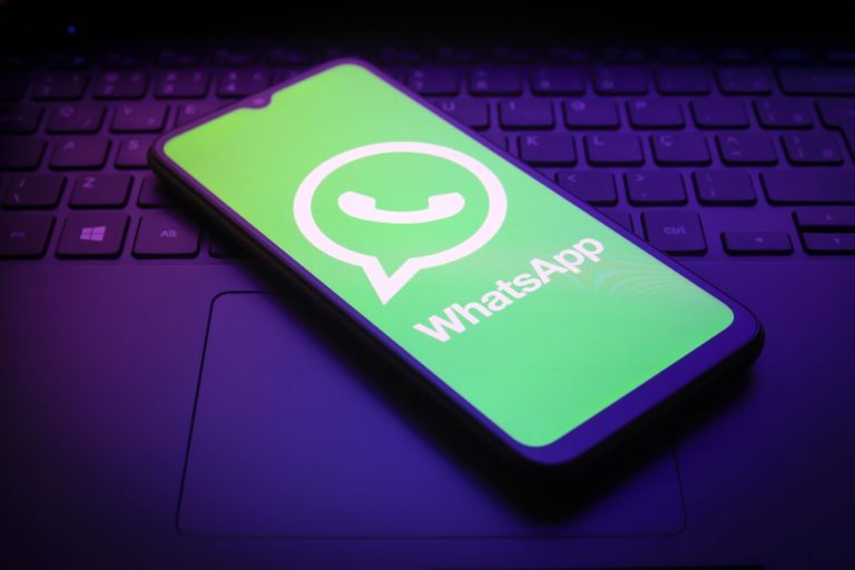 whatsapp-smartfon-Fot-jackpress-Shutterstock-1280x853.jpg